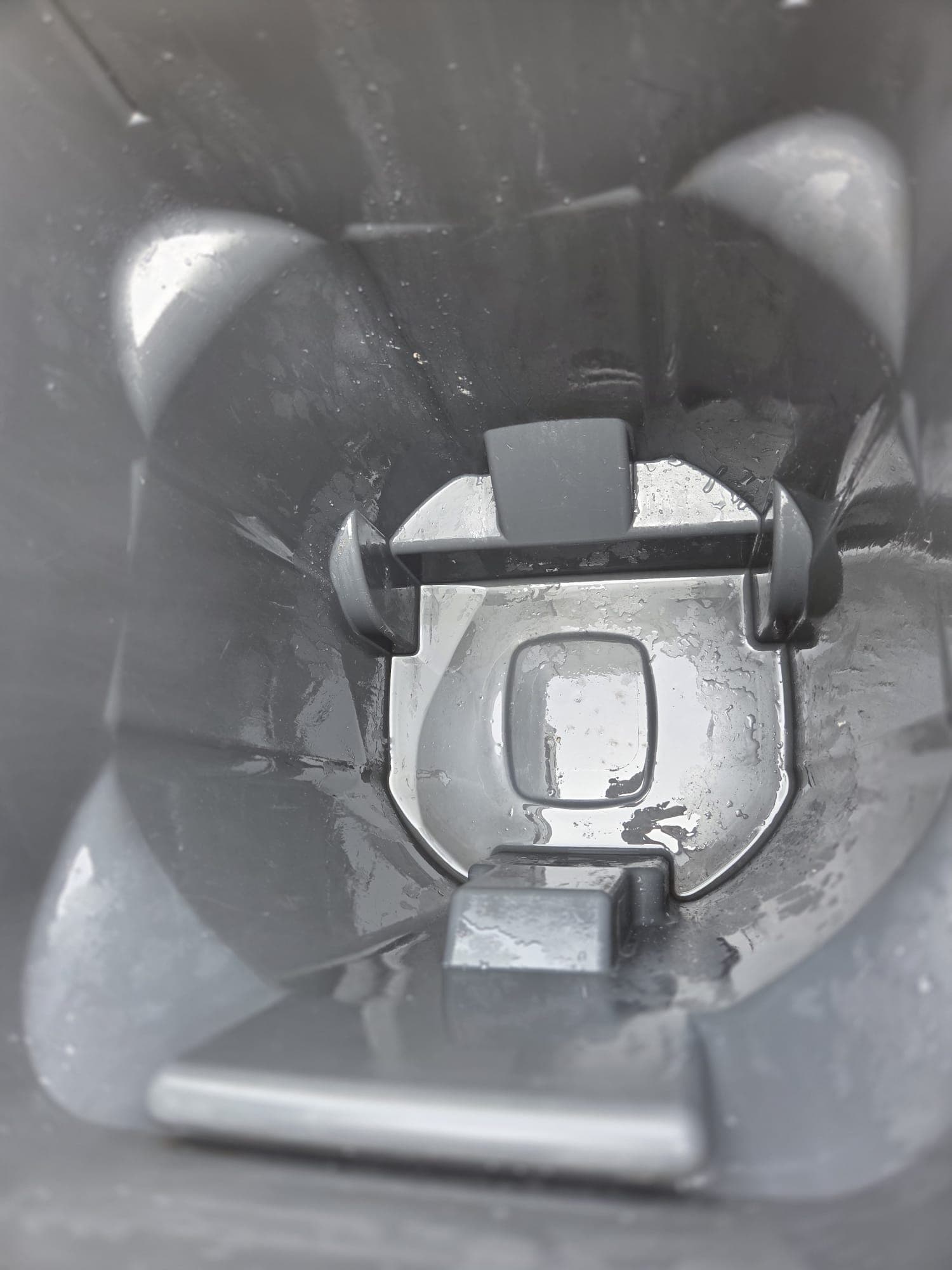 The same trash can spotless and sanitized after the Cans-Hero treatment